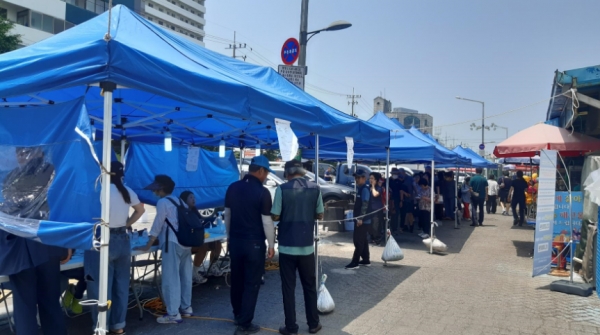 인천시(시장 유정복)는 8월 3일부터 6일까지 4일간 중구 연안부두 인천종합어시장과 남동구 소래포구 전통어시장 2개소에서 국내산 수산물 당일 구매 금액의 30%, 1인 2만 원 한도 내, 온누리상품권을 지급한다.