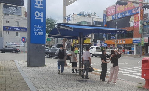 목포시 횡단보도 앞 그늘막 설치 등 무더위 피해 예방을 위해 총력을 기울인다. / 목포시 제공