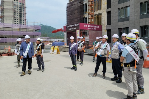 배종건 태영건설 CSO(오른쪽에서 네 번째)가 폭염 대비 안전보건점검을 실시하고 있다.