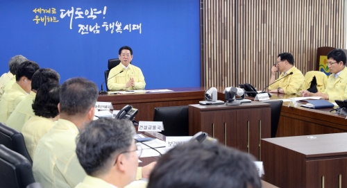 김영록 전라남도지사가 1일 오후 도청 재난종합상황실에서 폭염 대응 재난대책회의를 주재하고 있다./전남도 제공
