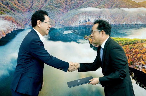김영록 전라남도지사가 1일 도청 접견실에서 조명래 신임 도립대학교 총장에게 임명장을 수여하고 있다/전남도 제공