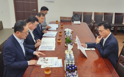 명현관 군수는 박광온 더불어민주당 원내대표를 만나 해남고속도로 예타선정 등 사업 건의하고 있다./해남군 제공