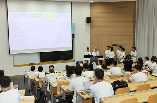 제16회 하이드로아시아 개회식이 7일 인천대서 열렸다. 개회식 당일 팀별 연구 내용을 발표하고 있다.(사진제공=인천대)