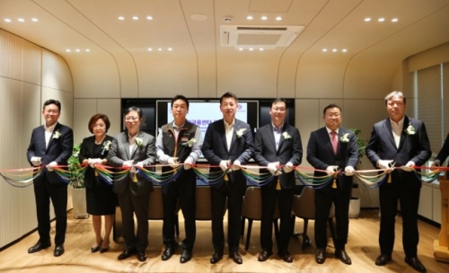 김상태 신한투자증권 대표이사(가운데) 및 임직원들이 개점을 기념해 기념촬영을 하고 있다.