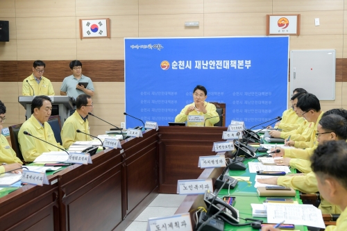 제6호 태풍 카눈이 한반도를 관통할 것으로 예상되는 가운데 8일 노관규 순천시장이 재난안전대책본부 상황판단회의를 지휘하고 있다1/순천시 제공