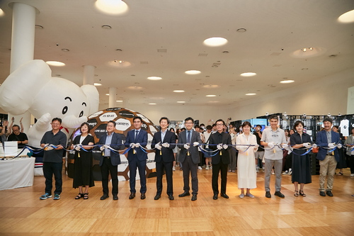 정승렬 국민대 총장(왼쪽에서 다섯 번째), 우상훈 SK이노베이션 ESG추진담당(왼쪽에서 네 번째)이 8일 서울 중구 동대문디자인플라자(DDP) 전시2관에서 진행된 '행복그린디자인 전시회' 개막식에서 테이프 커팅을 하고 있다.