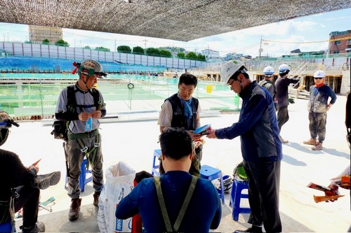 우무현 GS건설 최고안전책임자(CSO)가 지난 8일 장위자이 레디언트 현장에 방문해 근로자들에게 직접 빙과류를 제공하고 있다.[GS건설 = 제공]