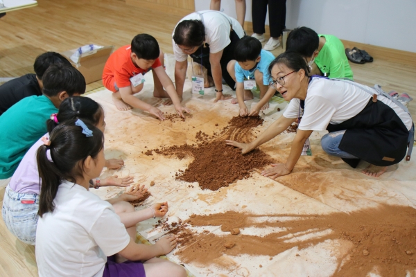 공무원연금공단은 9일 제주본사 대강당에서 세대돌봄가와 함께하는 정서활동 교육'다같이! 더 가치! 다봄 Day'를 개최했다.