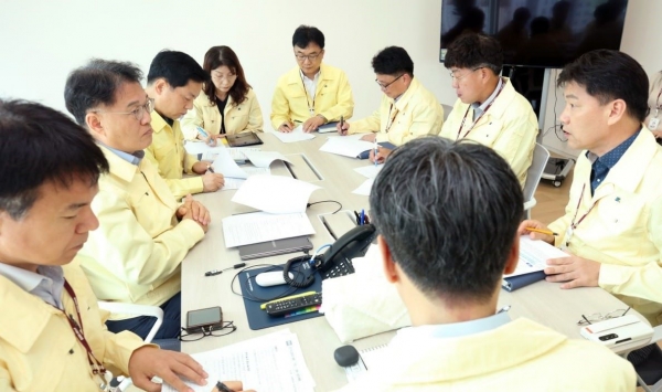 경기도교육청은 9일 태풍 '카눈'으로 강풍과 집중호우로 인한 피해가 예보됨에 따라 학생 안전과 학교 시설물 사전 점검 등 철저한 대비에 나섰다.