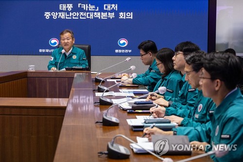 이상민 행정안전부 장관이 10일 정부서울청사에서 열린 중앙재난안전대책본부 회의에서 철저한 재난 대비를 지시하고 있다.