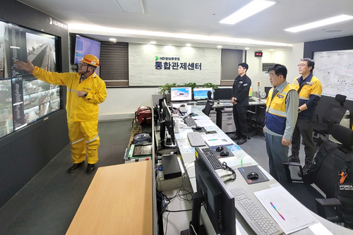 권오갑 HD현대 회장이 10일 오전 종합관제센터를 찾아 태풍 상황을 점검하고 있다.