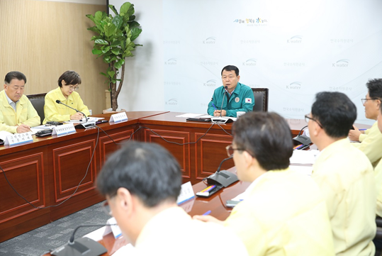 한국수자원공사 윤석대 사장이(가운데) 8월 10일 대전시 대덕구 본사에서 태풍 대비 비상대책회의를 소집하고 "태풍 카눈의 북상으로 북한에 많은 강우가 예상되며 기습 방류가 우려된다"라며 "군남댐을 비롯해 접경지역은 각별히 사전 징후를 살피고 대응해야 한다"고 지시했다.