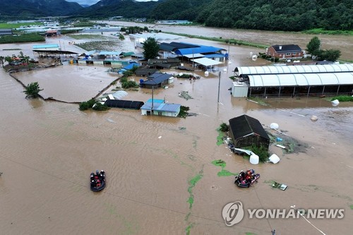 제6호 태풍 '카눈'으로 인해 하천 제방이 터져 대구 군위군 효령면 병수리가 물에 잠겨 있는 가운데, 소방구조대가 혹시 모를 실종자를 수색 중이다.