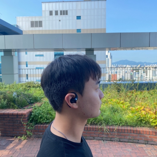 직장 동료가 오픈핏을 착용한 모습. 이날 동료는 오픈핏의 장점으로 부드러운 착용감과 가벼움을 꼽았다. [사진 = 김윤호 기자]