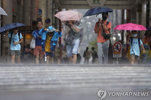 제6호 태풍 '카눈'의 영향으로 지난 8일 일본 가고시마에 많은 비가 내리고 있는 모습.