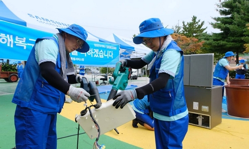 삼성전자서비스가 14일 고성군 거진청소년문화의집에 이동식 서비스센터를 설치하고 침수된 가전제품 세척, 점검, 수리 등 서비스를 제공하고 있다.