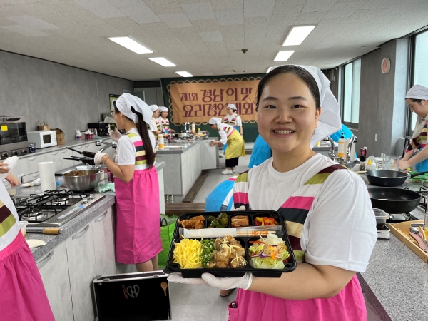 '경남의 맛' 요리 경연대회 대상 수상자 최윤정씨가 '아귀 덮밥 도시락'을 들고 기념 촬영을 하고 있다. (사진제공=한국중부발전)