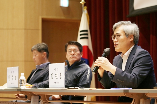 김진용 청장이 주민 의견에 답변하고 있다.(사진제공=인천경제청)
