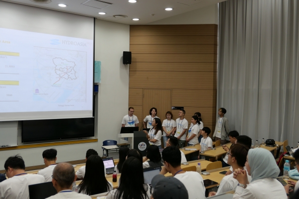 제16회 하이드로아시아에서 홍수 해석 및 피해 저감 방안에 대한 팀별 연구내용을 발표하고 있다.(사진제공=인천대학교)