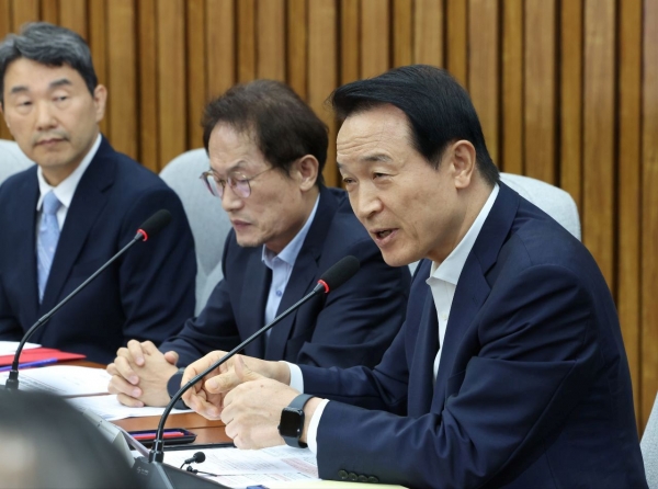 임태희 경기도교육감은 17일 교권 문제 해결을 위한 입법화와 관련해 "정당한 교육활동 보호를 위한 문제 해결의 출발점이 될 것"이라고 밝혔다. 임태희 교육감은 이날 오전 국회 본관에서 열린 여·야·정·시도교육감 4자 협의체 1차 협의회에서 이같이 말했다.