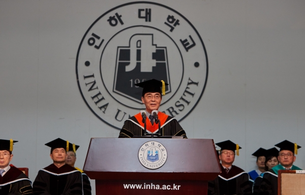 18일 인하대 본관 대강당에서 열린 2023년 8월 학위수여식에서 조명우 총장이 훈사를 하고 있다.