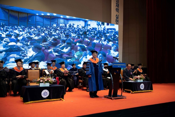국립 인천대학교(총장 박종태)는 '2023년 8월 학위수여식'을 18일 인천대학교 송도캠퍼스 대강당에서 진행했다.