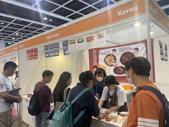 2023 홍콩 식품 전시회에서 제품 설명하는 한국공대 학생 모습.(사진제공=한국공대)