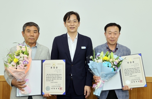 영암군이 지난 21일 군청에서 6·25 전쟁 참전용사 고(故) 오임석 중사와 고(故) 조병수 병장에게 화랑무공훈장과 훈장증을 전수했다. /영암군 제공