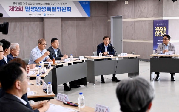 유정복 인천광역시장이 22일 남촌농산물도매시장에서 열린 '제2회 민생안정특별위원회'에서 인사말을 하고 있다.