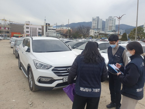 순천시 체납징수 기동반이 체납자의 자동차 번호판을 영치하고 있다/순천시 제공