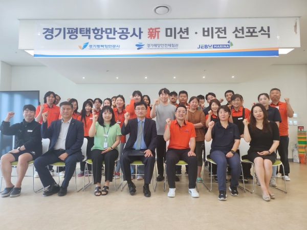 8월 22일 (가운데) 김석구 경기평택항만공사 사장님과 경기해양안전체험관, 제부마리나 직원들 기념 촬영모습 (경기해양안전체험관)