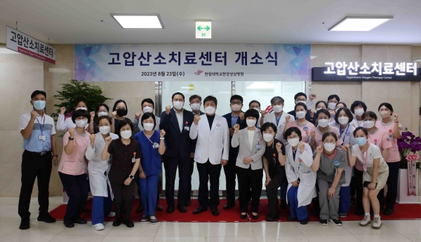 (가운데 왼쪽) 윤희성 학교법인일송학원 상임이사, (가운데)허준 한림대학교한강성심병원장