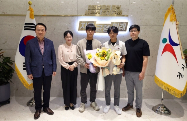 임태희 경기도교육감이 28일 지하철역 흉기 난동 사건 당시 부상자를 도왔던 청소년 2명에게 표창장을 수여하고 이들의 용기 있는 행동을 격려했다.