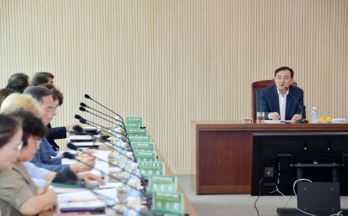 이병노 군수가 28일 열린 민간기관, 단체 설명회에서 '담양형 향촌돌봄'에 대해 설명하는 모습/담양군 제공
