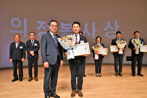 함평군의회 이남오의원이 지난 29일 '대한민국시군자치구의회의장협의회 제252차 시·도대표회의' 시상식에서 지방의정봉사상 수상 기념촬영을 하고 있다./함평군의회 제공
