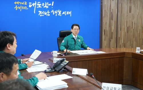 김영록 전라남도지사가 30일 오후 도청 재난종합상황실에서 호우 대응 재난대책 회의를 주재하고 있다./전남도 제공