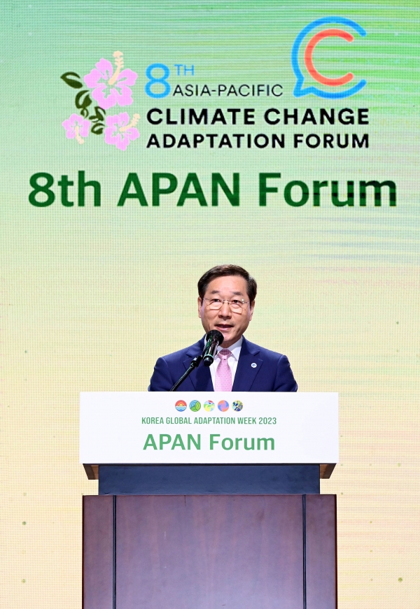 유정복 인천광역시장이 30일 송도컨벤시아에서 열린 '제8차 아시아·태평양 적응네트워크(APAN) 포럼 개회식'에서 인천시 기후정책을 소개하고 있다.