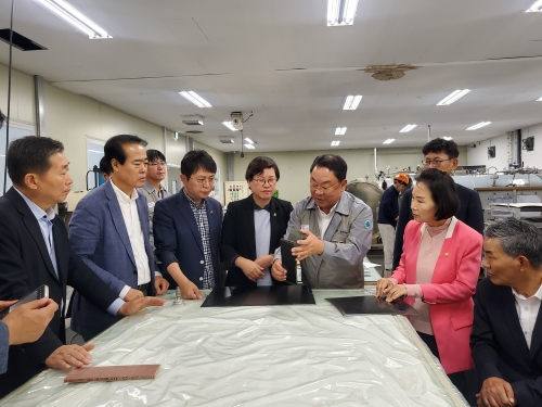 31일 광주시의회는 광주시와 함께 카본산업 투자유치와 관계 기업 탐방을 통한 미래먹거리산업 발굴을 위해 경남 밀양 소재의 ㈜한국카본 공장 등을 방문했다. /광주시의회 제공