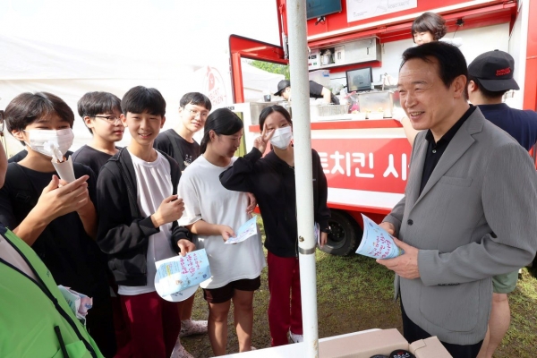 임태희 경기도교육감이 8월 31일 2023 과천시 청소년 진로페스티벌에 참석해 미래를 향한 학생들의 꿈과 노력을 응원하고 격려했다.