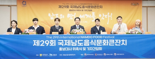 (왼쪽부터) 이상심 보건복지국장, 저스트비 임지민, 가수 안성훈, 김영록 전남도지사, 오세득, 김기정 총감독, 시그니처 지원<br>