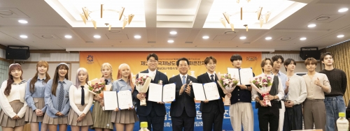(왼쪽부터) 시그니처, 오세득 셰프, 김영록 전남도지사, 가수 안성훈, 저스트비가 위촉장을 받고 함께 기념촬영 하고 있다.