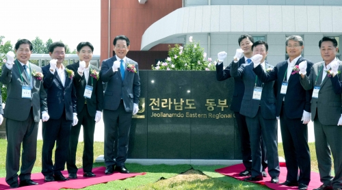 김영록 전라남도지사가 1일 전라남도 동부청사 광장에서 동부권 시장 군수들과 동부청사 개청 현판을 제막하고 있다./전남도 제공