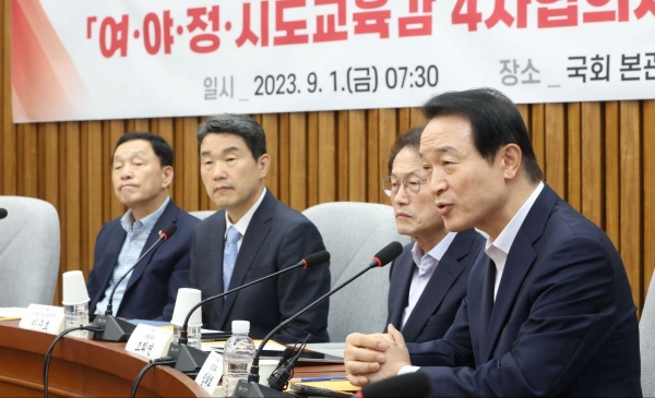 임태희 경기도교육감은 지난 1일 국회 교육위원회 법안심사소위원회에서 초·중등교육법 개정안 등 교권 보호 관련 법안이 통과된 것과 관련해 "선생님들의 마음과 염원이 법령 개정으로 연결됐다"고 밝혔다.