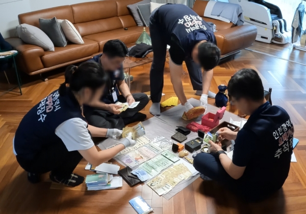 오메가(Ω) 추적 징수반 가택수사 모습.(사진제공=인천시)