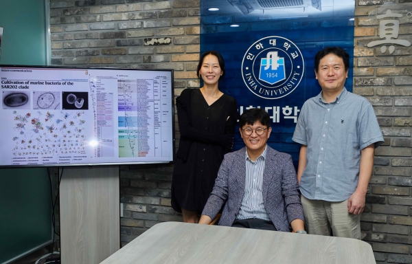 조장천 인하대학교 생명과학과 교수 연구팀이 기념사진을 촬영하고 있다. (사진 왼쪽부터)임연정 박사, 조장천 교수, 강일남 교수.