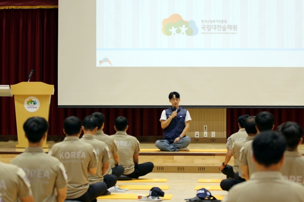 5일 한국산림복지진흥원 국립대전숲체원(대전광역시 유성구) 강당에서 산림청 소속 캐나다 산불 진화 대한민국 해외긴급구호대(KDRT) 대원들이 산림치유프로그램(소도구 이완 운동)에 참여하고 있다. (사진제공=한국산림복지진흥원)