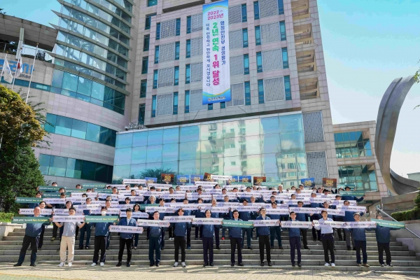 인천교통공사는 6일 김성완 사장과 인천교통공사노동조합 김현기 위원장을 포함한 인천교통공사 간부 사원 58명과 조합간부 40명이 공사 본관 앞에서 홍보 피켓을 손에 들고 APEC 인천 유치 노·사공동 지지를 선언하며 유치를 위한 협력을 다짐했다.