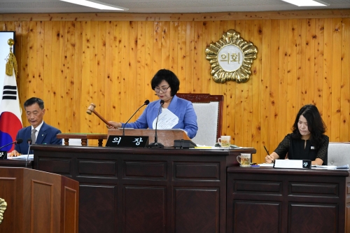 지난 9월 6일 제285회 함평군의회 임시회 제1차 본회의에서 윤앵랑 의장이 개회를 선언하고 있다./함평군의회제공