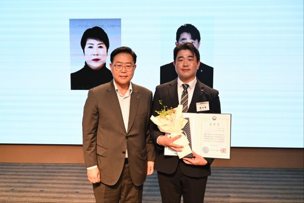 채서병 근로복지공단 대리가 제24회 사회복지의 날을 맞아 강수현 양주시장으로부터 보건복지부장관 표창을 전수받은 후 함께 기념촬영을 하고 있다.(사진제공=양주시청)