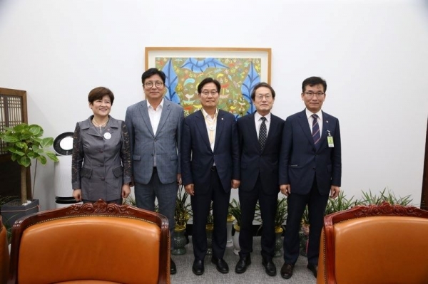 도성훈 인천시교육감은 7일 국회를 방문해 아동복지법과 아동학대처벌법 개정을 요청했다.
